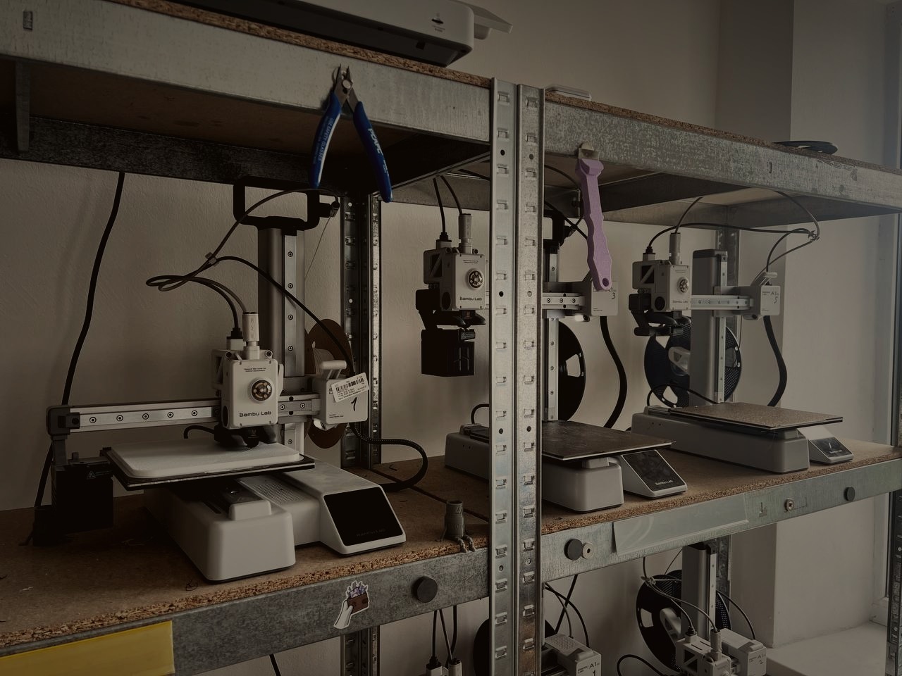 Veylantis prototyping shelf with active 3D printers